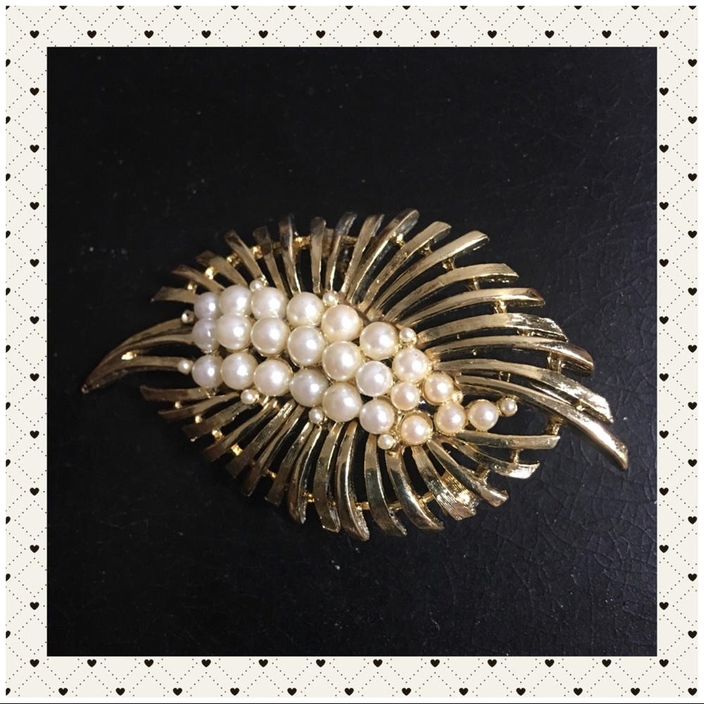 Vintage Gold Broach with Pearl Cluster